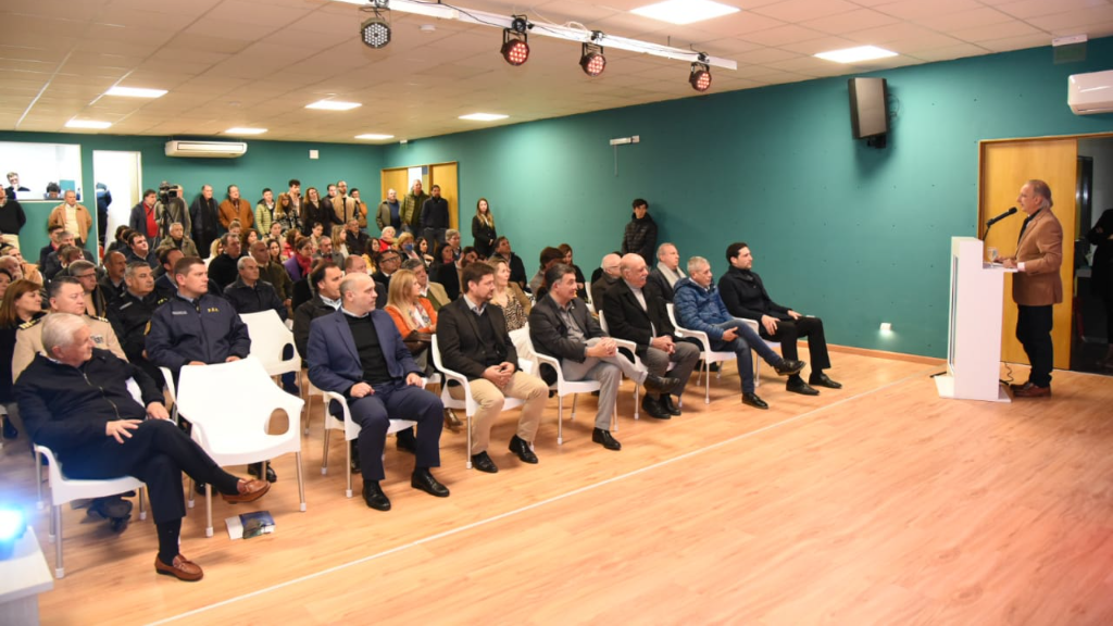 Oliva dejó inaugurado el nuevo auditorio Illia