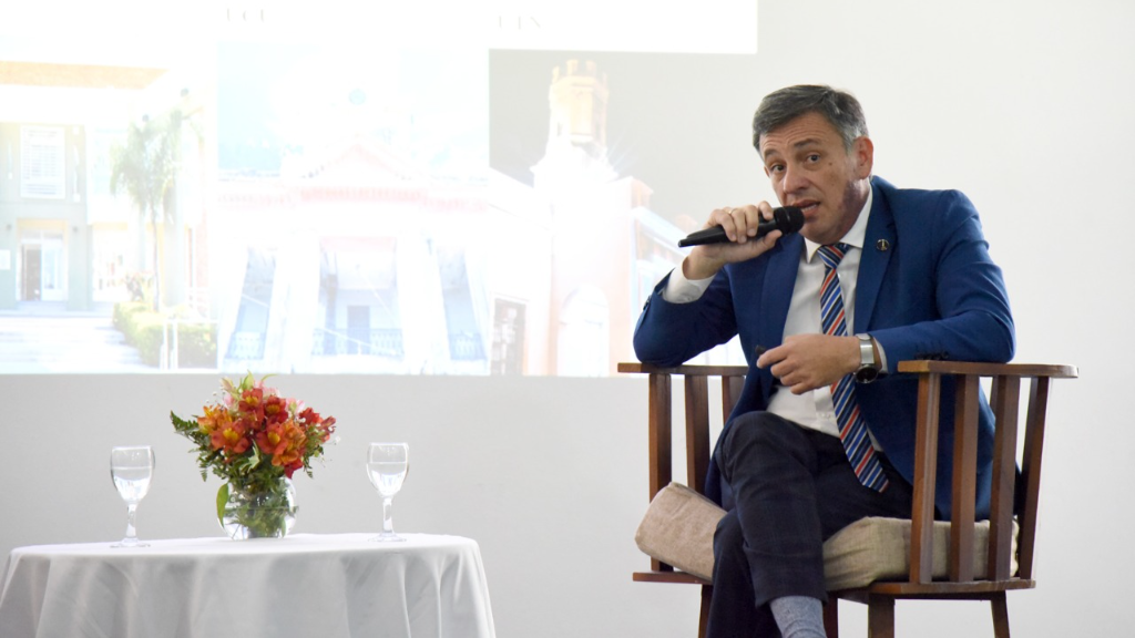 Oliva expuso en la