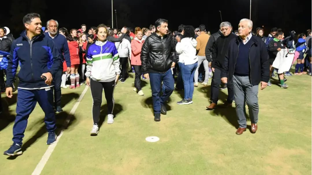 La cancha de hockey ya cuenta con iluminación