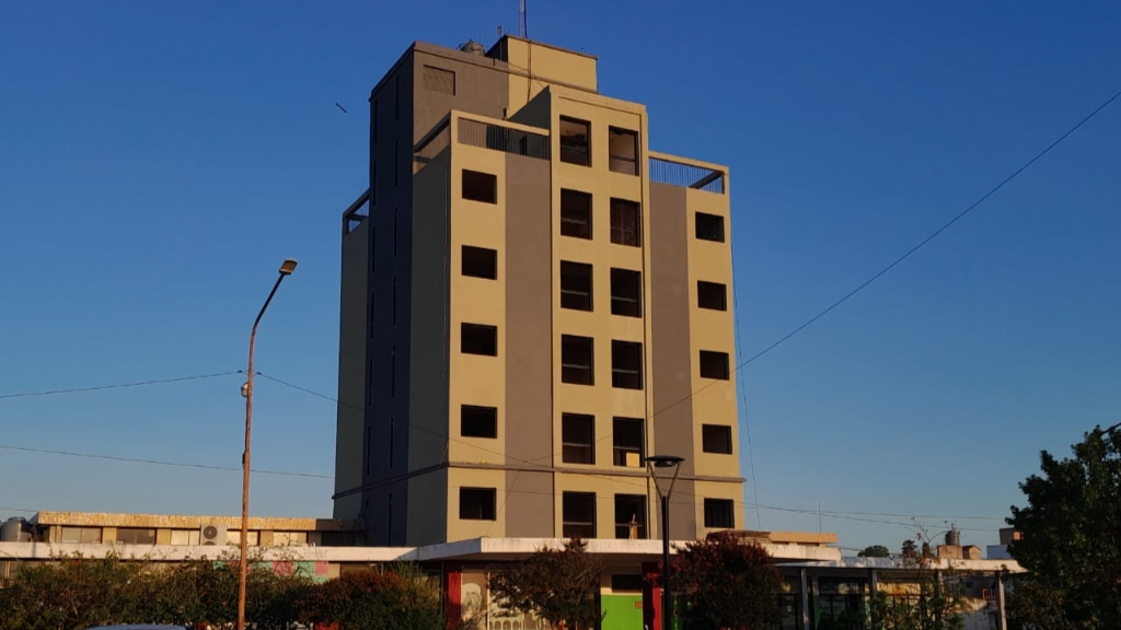 El ex Hotel “Francisco Ramírez” ya luce sus renovados frentes