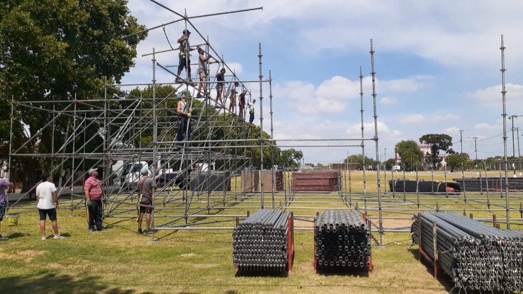 Comenzó el armado del escenario de la Fiesta Nacional de la Playa