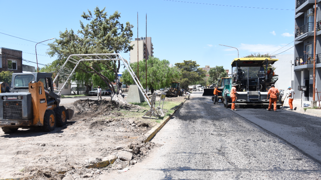 Se renuevan las plazoletas y se avanza en la pavimentación del Bv. Yrigoyen