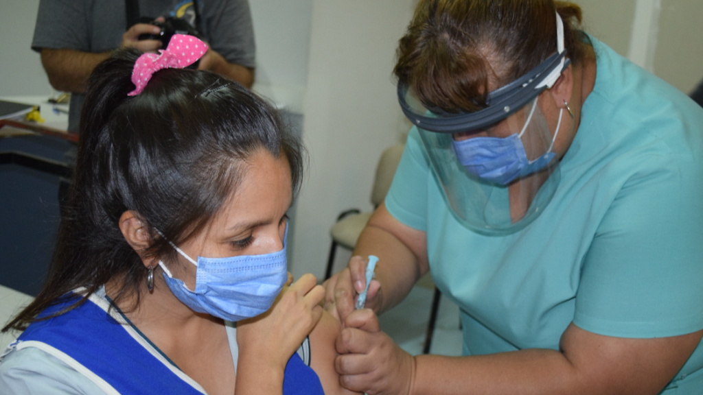 Aplican la vacuna bivalente contra el Covid en los Centros de Salud