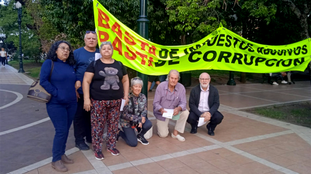 Volanteada en plaza Ramírez en reclamo por la tarifa eléctrica