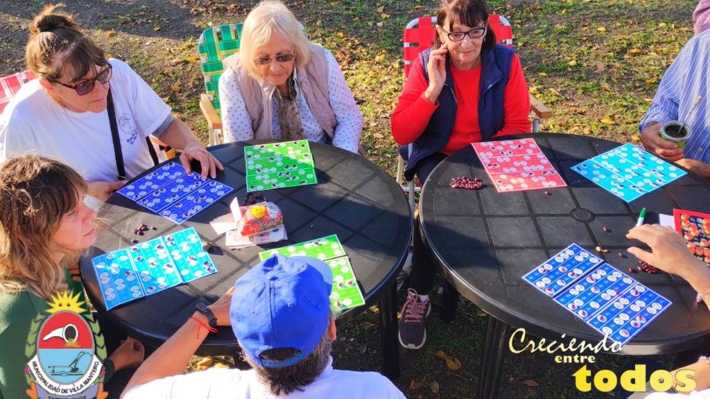 Encuentro de adultos mayores al aire libre