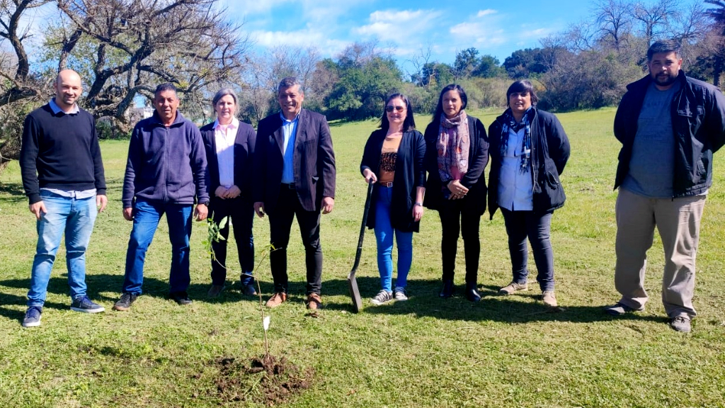 CARU reinició la entrega de árboles a ciudades ribereñas