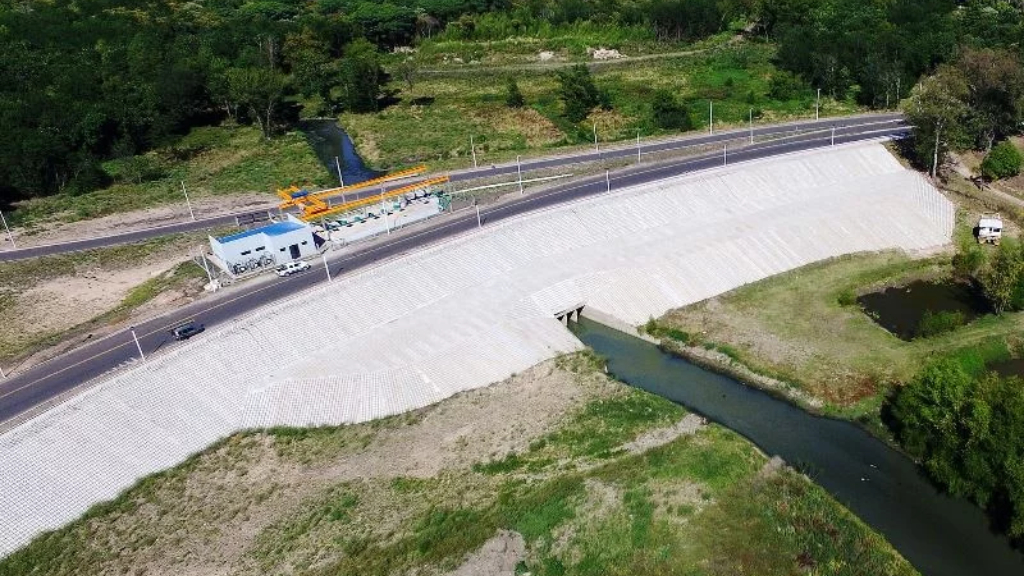 Se monitorean las obras de defensa para la inundación