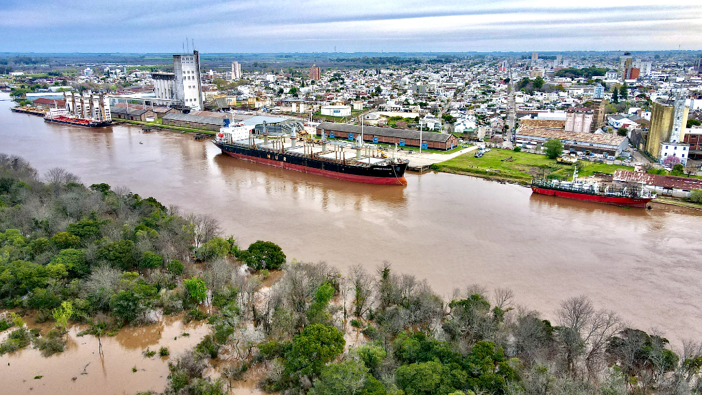 Ingresó un buque al puerto y opera normalmente pese a la creciente