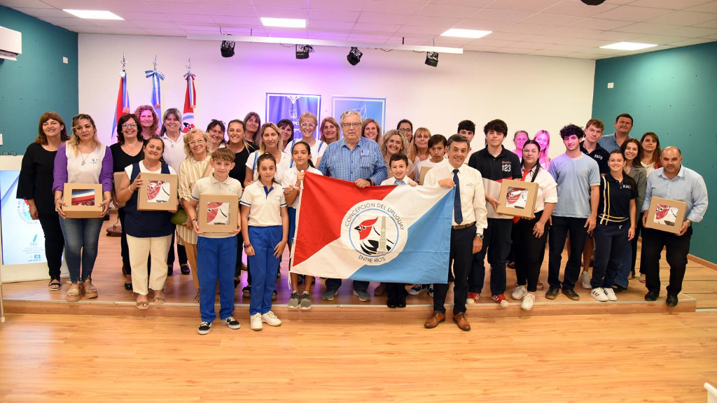 El municipio entregó banderas de ceremonias a escuelas
