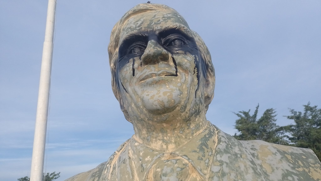 Atacaron el busto de Néstor Kirchner