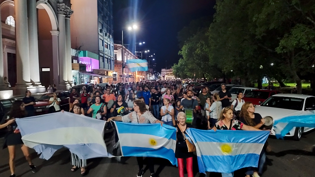 Cacerolazo en La Histórica al grito de “Argentina no se vende”