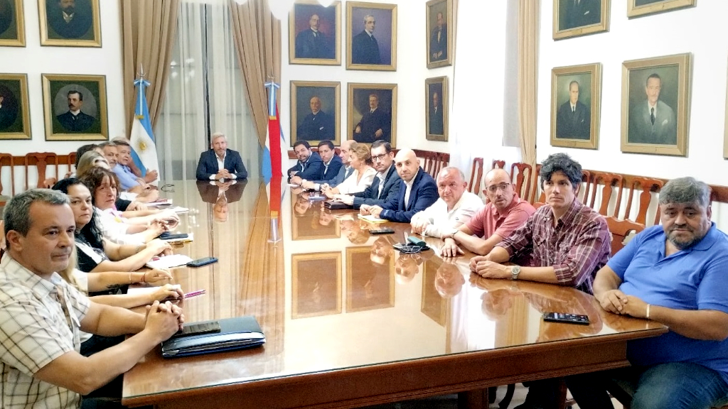 Frigerio ofreció a estatales y docentes un aumento del 18% y suma fija