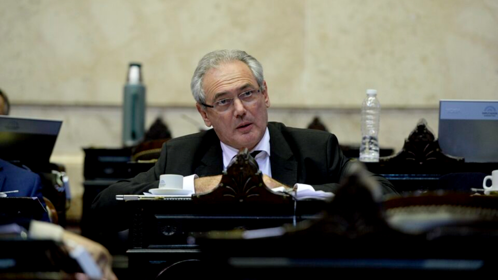 Benedetti: “Si el gobierno no cambia de actitud va a quedar como un gobierno débil”