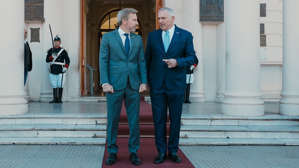 Frigerio con Stanley, el embajador, no el termo