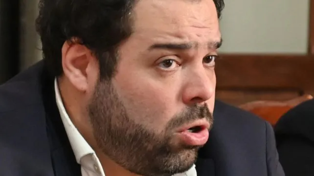 Le aumentan por decreto a Docentes