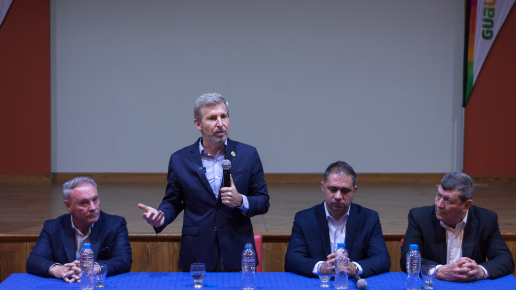 Frigerio entregó escrituras a adjudicatarios del IAPV