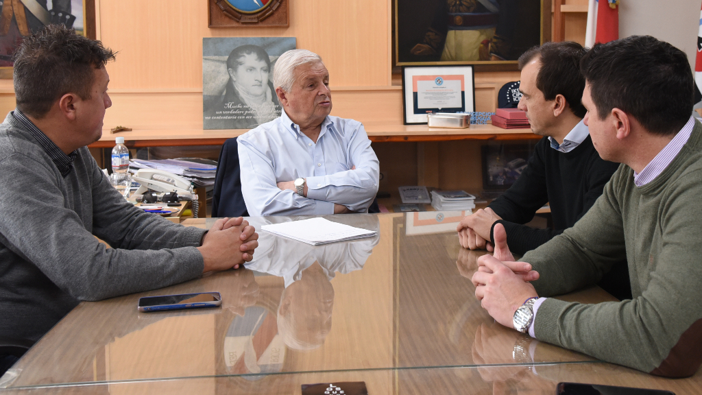 Lauritto con intendentes del departamento