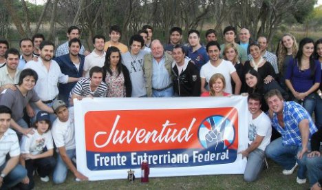Busti mateó y habló de política con la JF