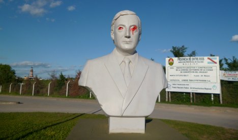 Vandalismo: pintaron el busto de Néstor Kirchner