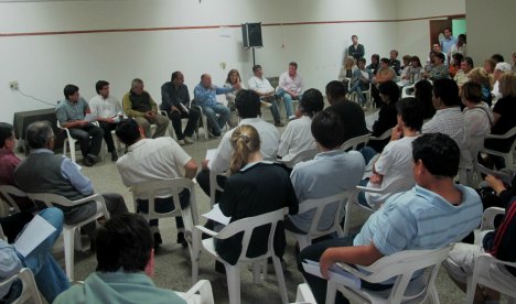 Busti realizó un encuentro del FEF en Paraná luego de perder 2 concejales, de los 3 que tenía