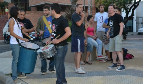 Integrantes de la murga Puntuales Pa' La Tardanza | Imagen: Babel, Clara Chauvin