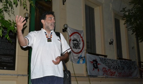 César Román frente a la Policía Federal | Imagen: Babel, Clara Chauvin