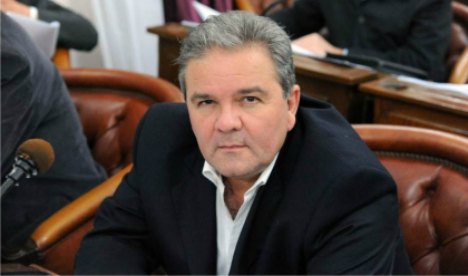 Strassera, en apoyo a De Ángeli, cruzó a Flores