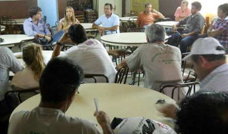 Bisogni le anunció a los trabajadores de San Patricio que todos sus hijos tendrán becas