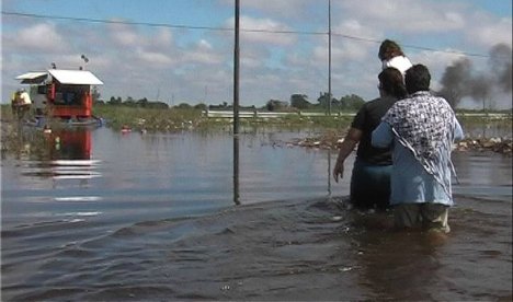 Urribarri, Cáceres, ministros y legisladores donaron parte de su sueldo para los inundados de Bs.As.
