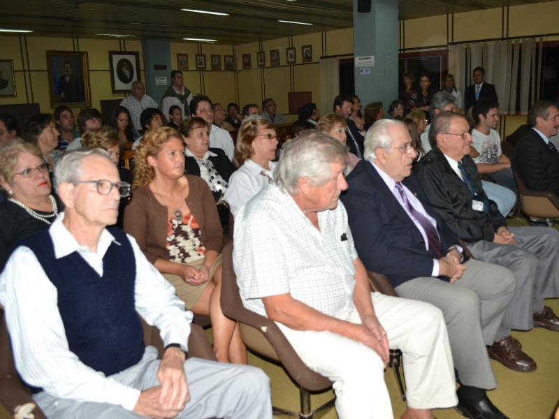 El Concejo Deliberante homenajeó a los 12 concejales que fueron despojados de sus cargos en marzo de 1976, por la dictadura cívico militar. Así fue que, ex ediles y los familiares de los que ya no están recibieron sus diplomas en donde se leía: 