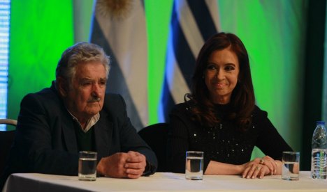  Cristina y Mujica acordaron abordar el tema UPM vía Cancillería