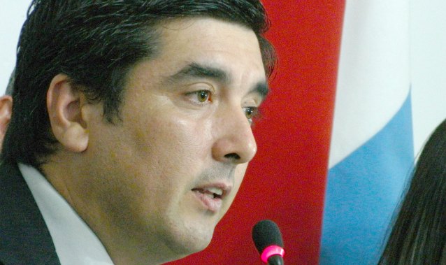 Fuertes le pide