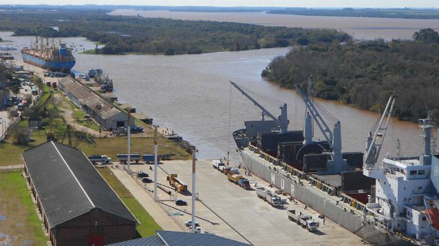 “Día histórico para nuestro puerto”, consideró Scelzi a la carga simultánea de dos barcos