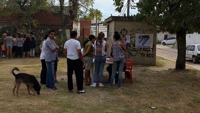 La Cámpora en los barrios difundiendo el programa de las garrafas