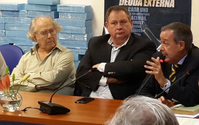 Rogel junto a Pérez Esquivel en el homenaje a Olmos, el investigador de la Deuda Externa