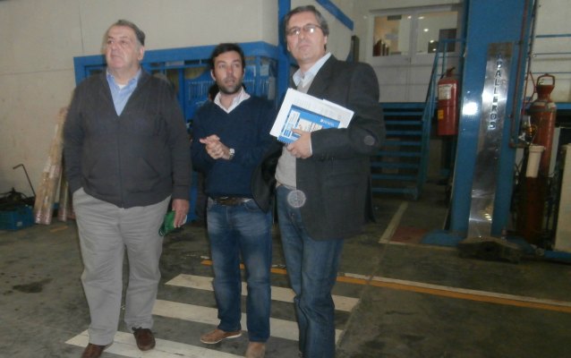 Cacho Rodríguez con empresarios en el parque Industrial