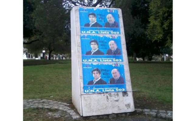 Carteles de Fuertes y Busti taparon un monolito en recuerdo a los Desaparecidos entrerrianos