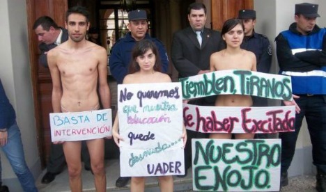 Uader: La protesta por la normalización se vistió de traje de baño