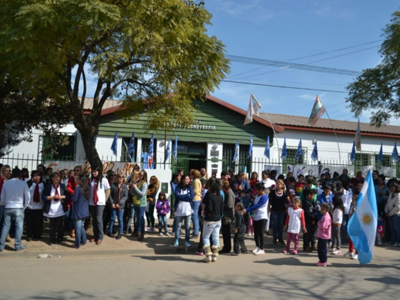 Abrazo en respaldo a la Escuela N° 36