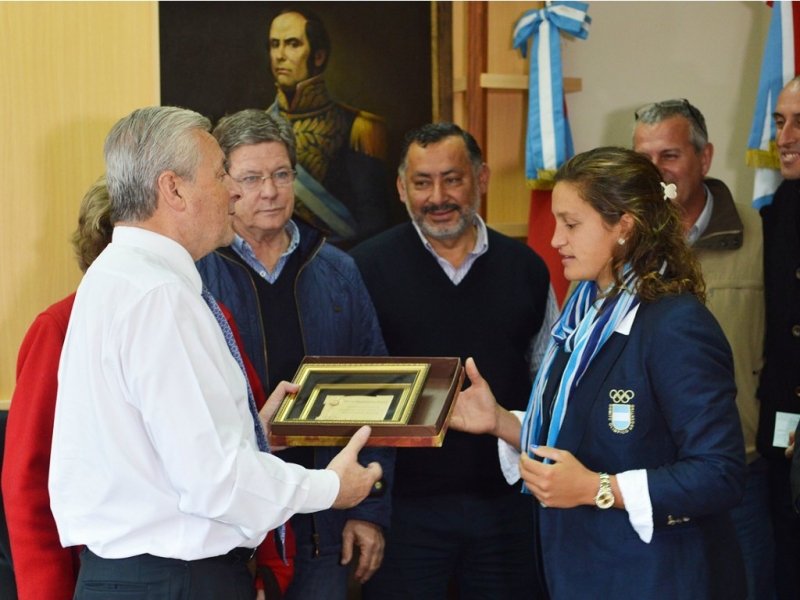 Lauritto distinguió a la deportista olímpica Magdalena Garro