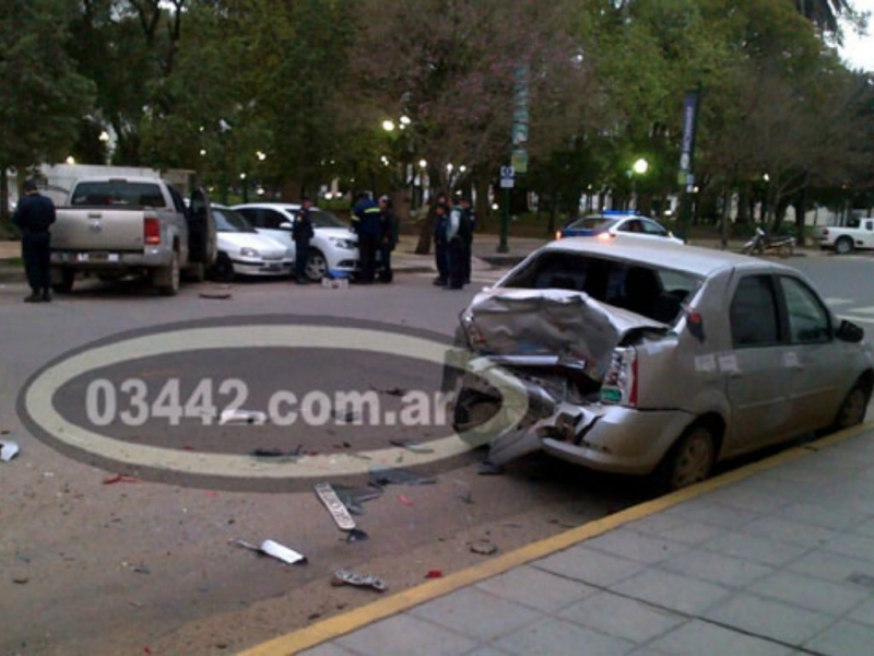 Violento choque múltiple frente a la Jefatura de Policía