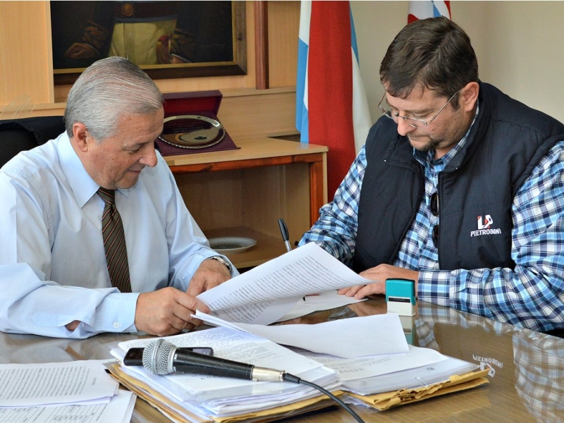 Lauritto firmó contratos para pavimentar 50 cuadras