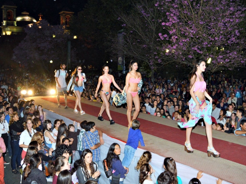 Exitoso desfile de Modas en plaza Ramírez