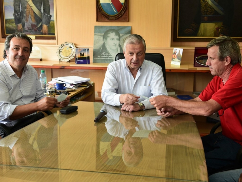 Lauritto entregó aportes a dos clubes de fútbol