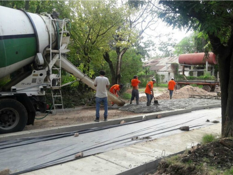 El plan de pavimentación se desarrolla simultáneamente en tres puntos