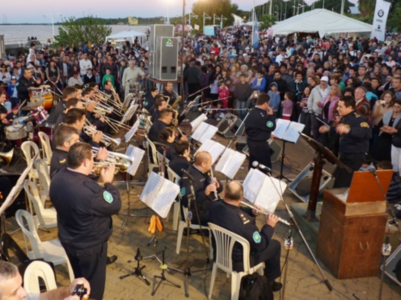 Un 3 de febrero especial con un encuentro histórico de Bandas militares en la plaza