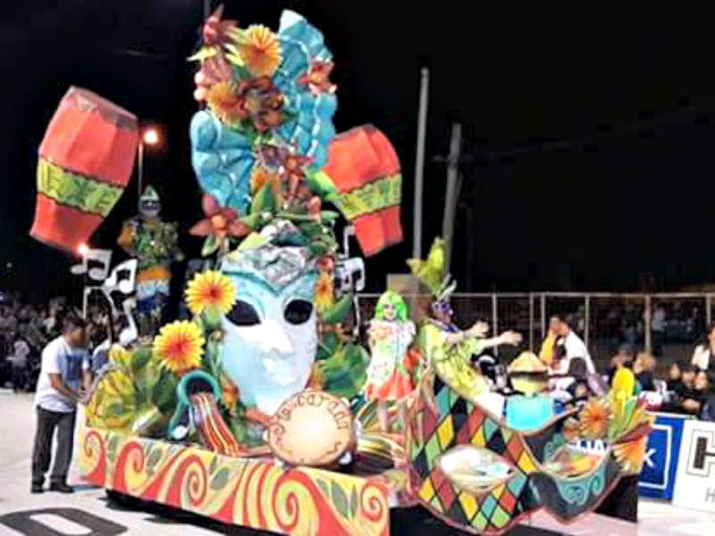 Desfile inaugural del carnaval uruguayense