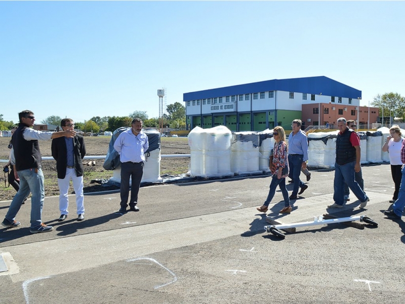 CEF N°3: Recorrieron la obra de colocación de la nueva pista sintética de atletismo