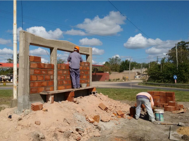 Avanza la construcción de carteles y una  estructura de bienvenida a Concepción