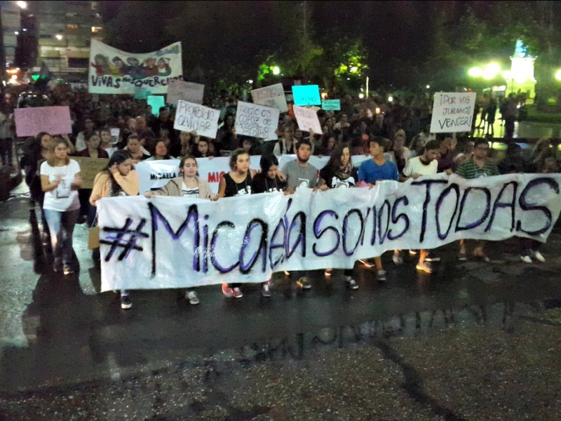 Una multitud por Micaela